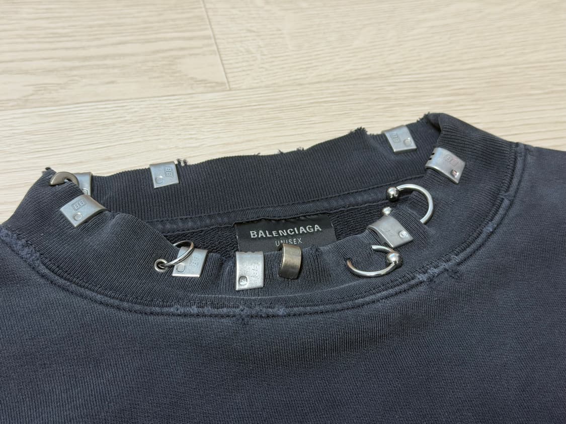발렌시아가 피어싱 맨투맨 스웻셔츠 상품이미지2