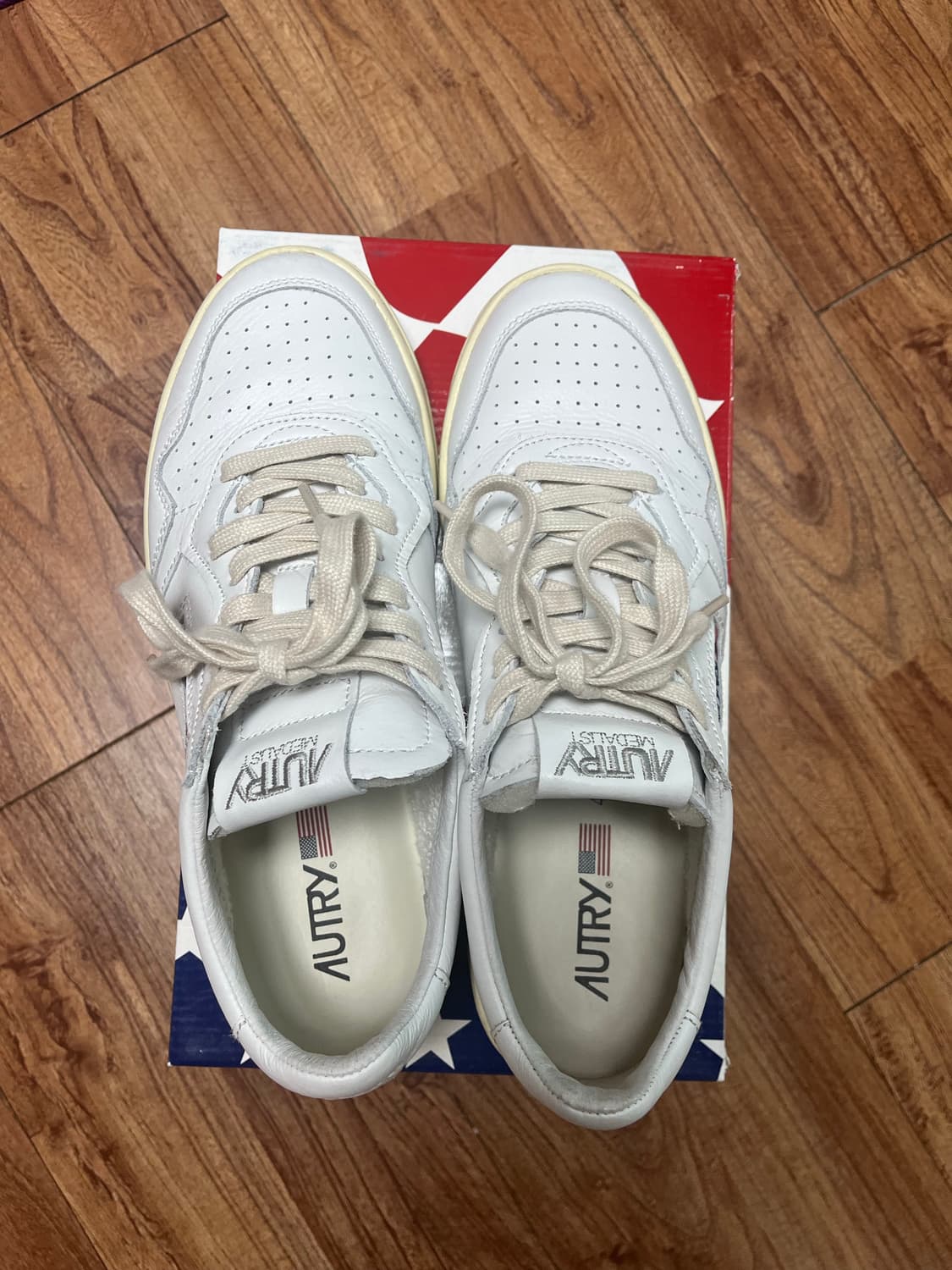 오트리 메달리스트 스니커즈화이트 상품이미지1