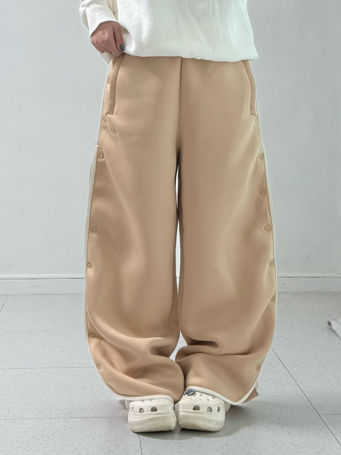 아디다스 베이지 스페이서 팬츠 상품이미지1