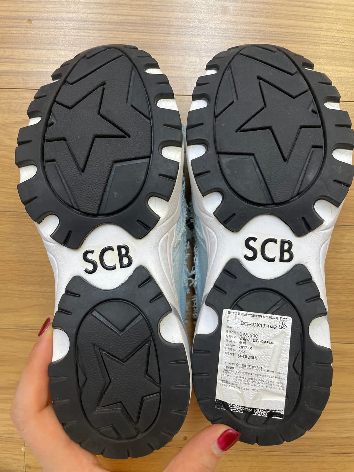 슈콤마보니 플라워 장식 데님 스니커즈입니다
- SCB 스니커즈
- Ort 상품이미지3