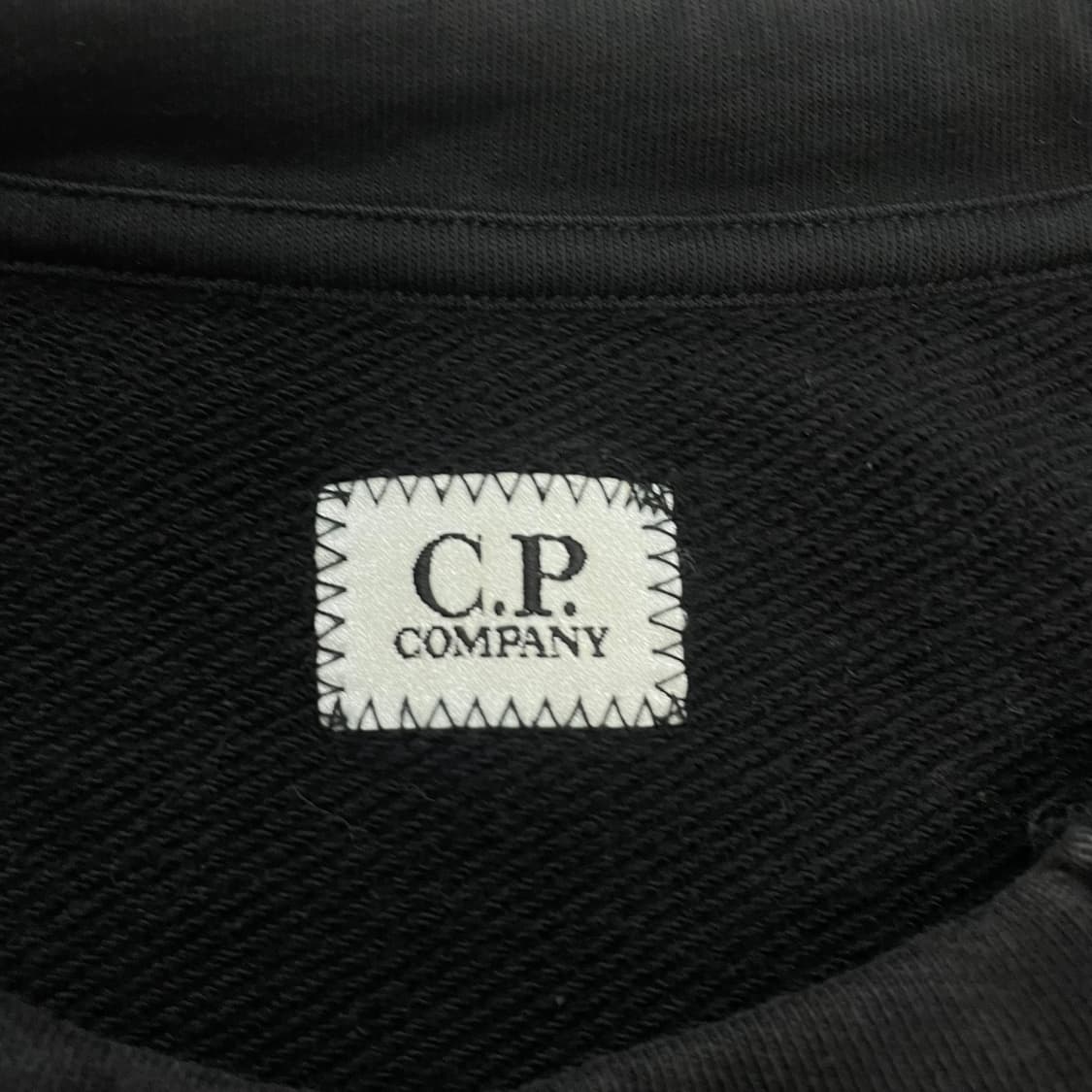 C.P 컴퍼니 사선 지퍼 렌즈 맨투맨 블랙 상품이미지4