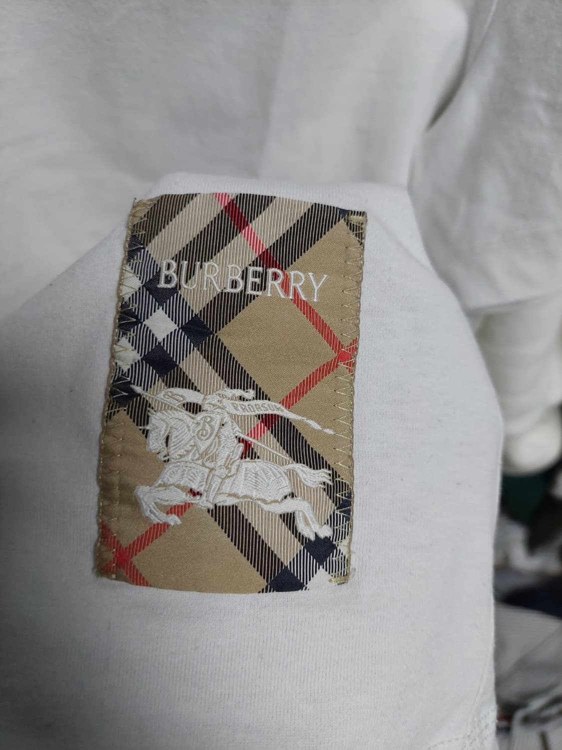 버버리 최신형 화이트 EKD 패치 반팔 L 정품검수완료 상품이미지6
