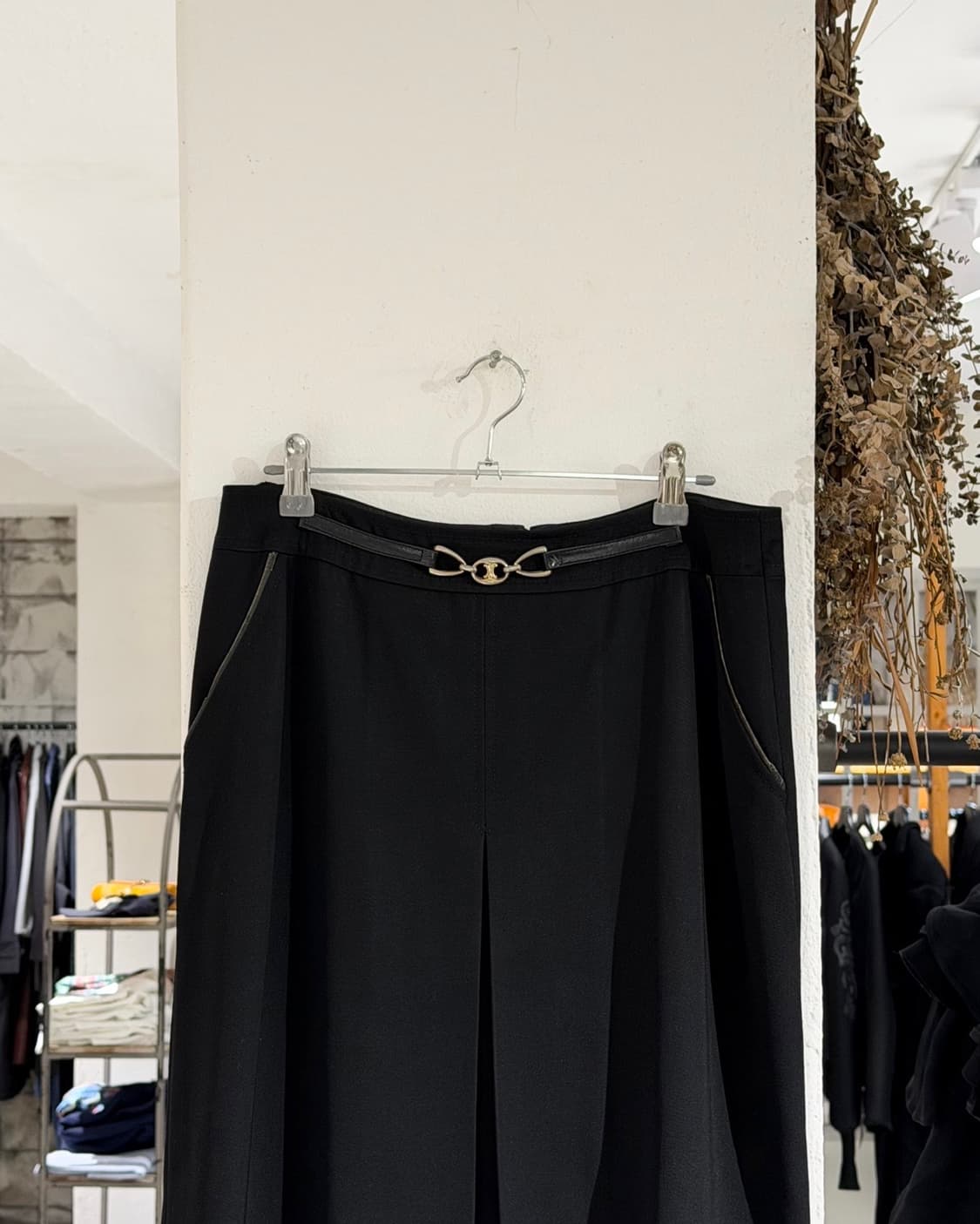 셀린느 블랙 금장 로고 울 미디스커트 상품이미지2