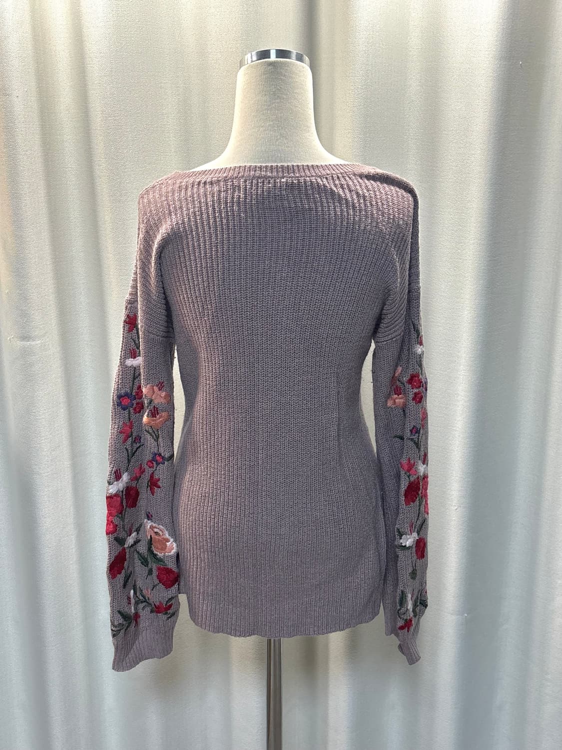 인디핑크 꽃자수 브이넥 니트 상품이미지4