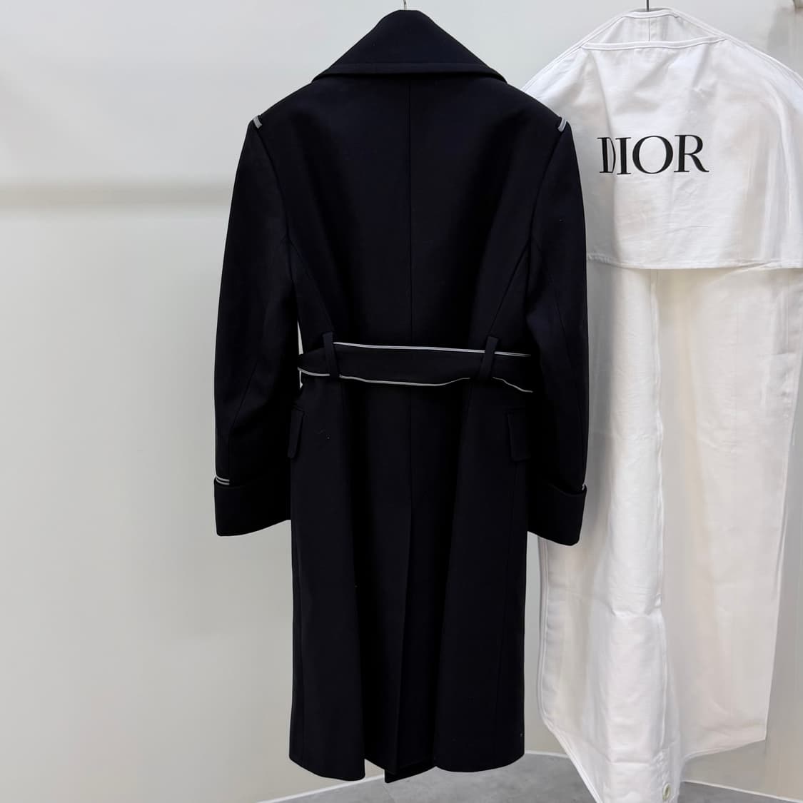 [S+급/48] 디올 파이핑 벨트 코트 블랙 상품이미지4