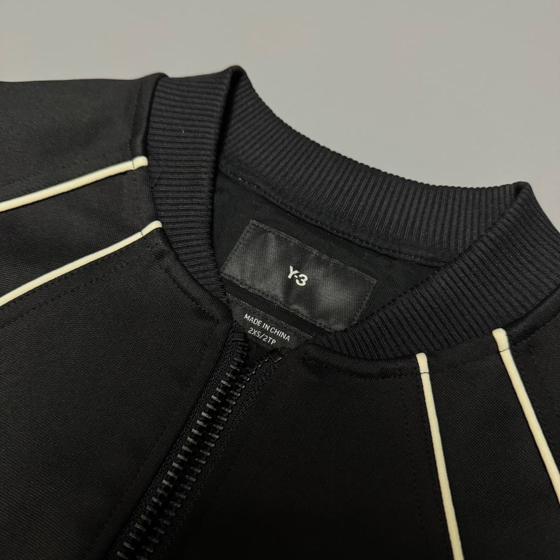 Y-3 (23aw) 블랙 파이핑 트랙라인 나일론 코튼 쇼트 블루종 자켓 상품이미지3