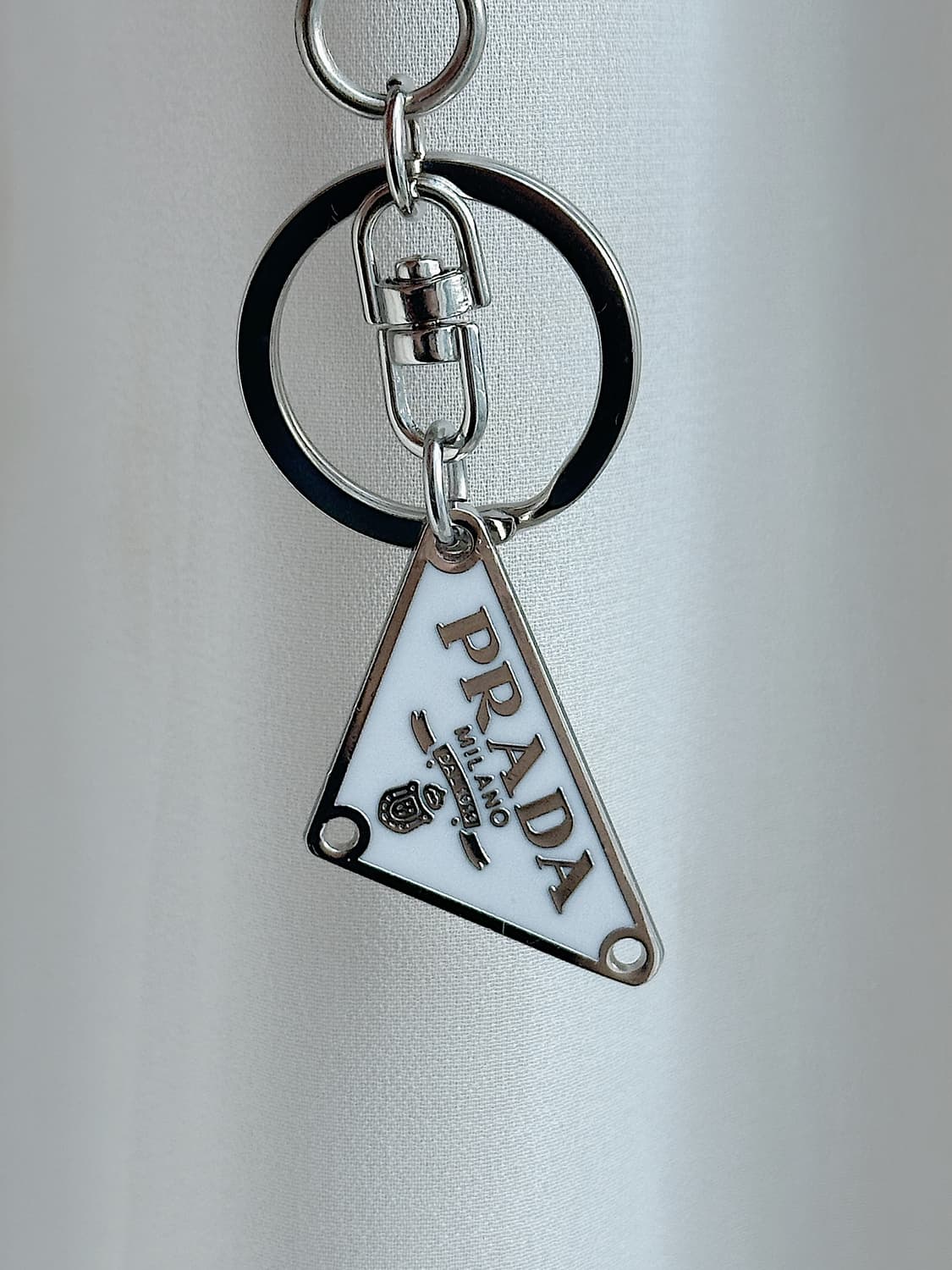 프라다 화이트 삼각 팬던트 키링 상품이미지2