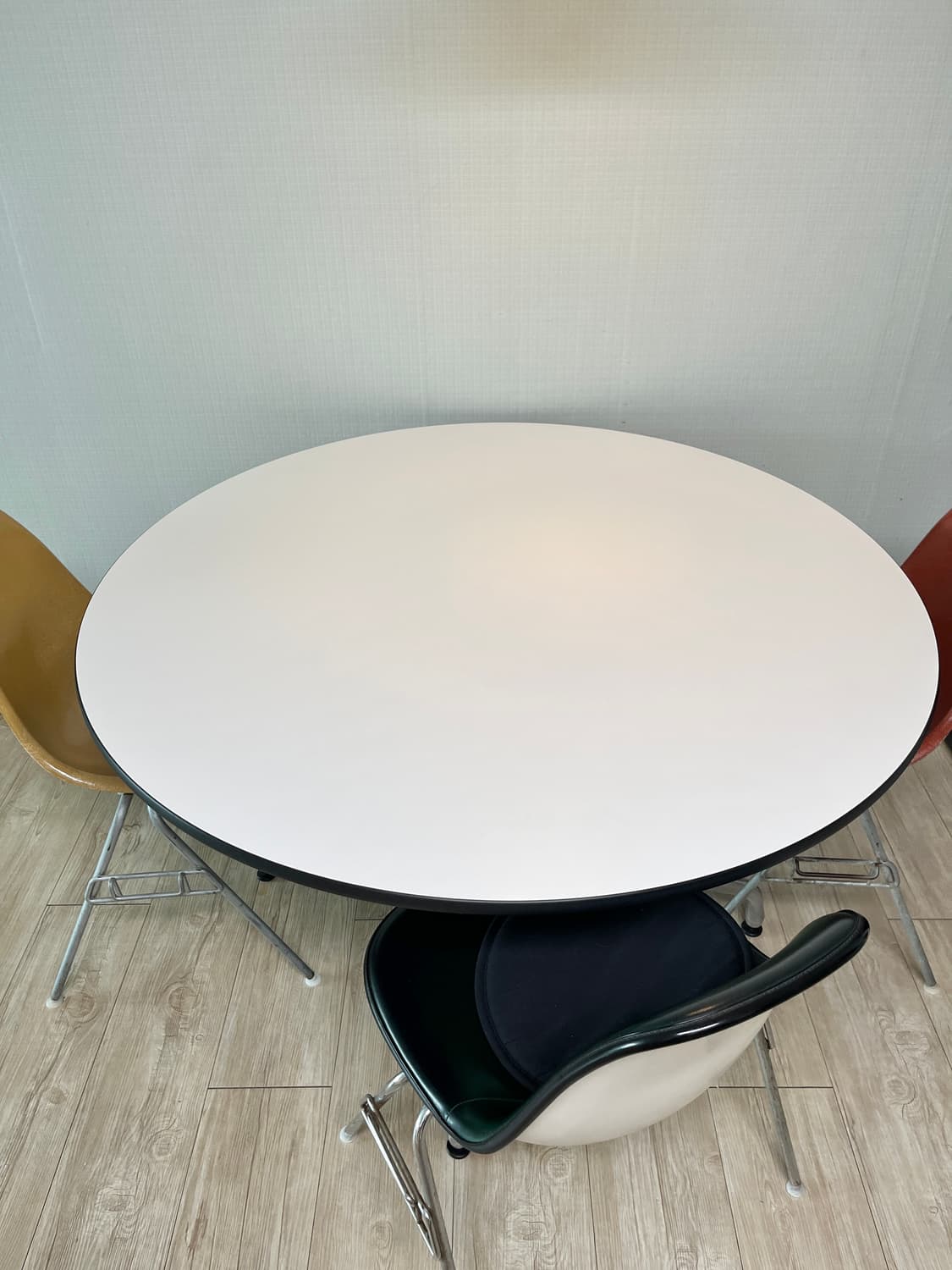 허먼밀러의 Eames 컨퍼런스 & 다이닝 테이블 121cm 상품이미지3