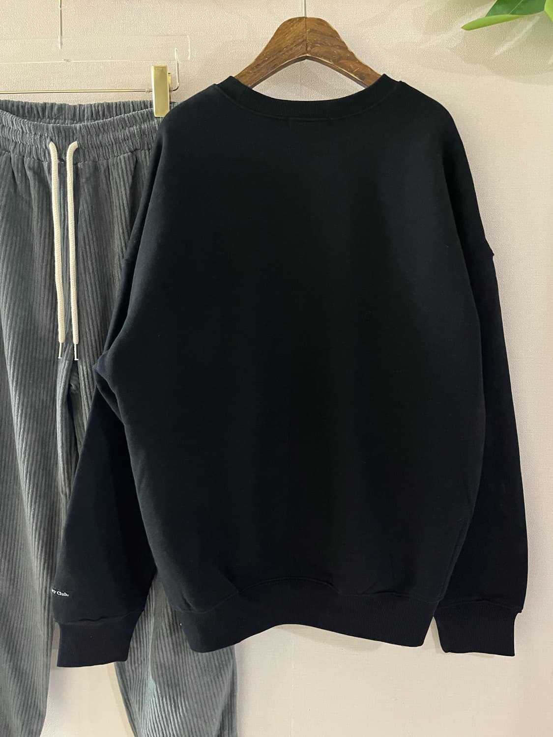 팬시클럽 블랙기모맨투맨 상품이미지2