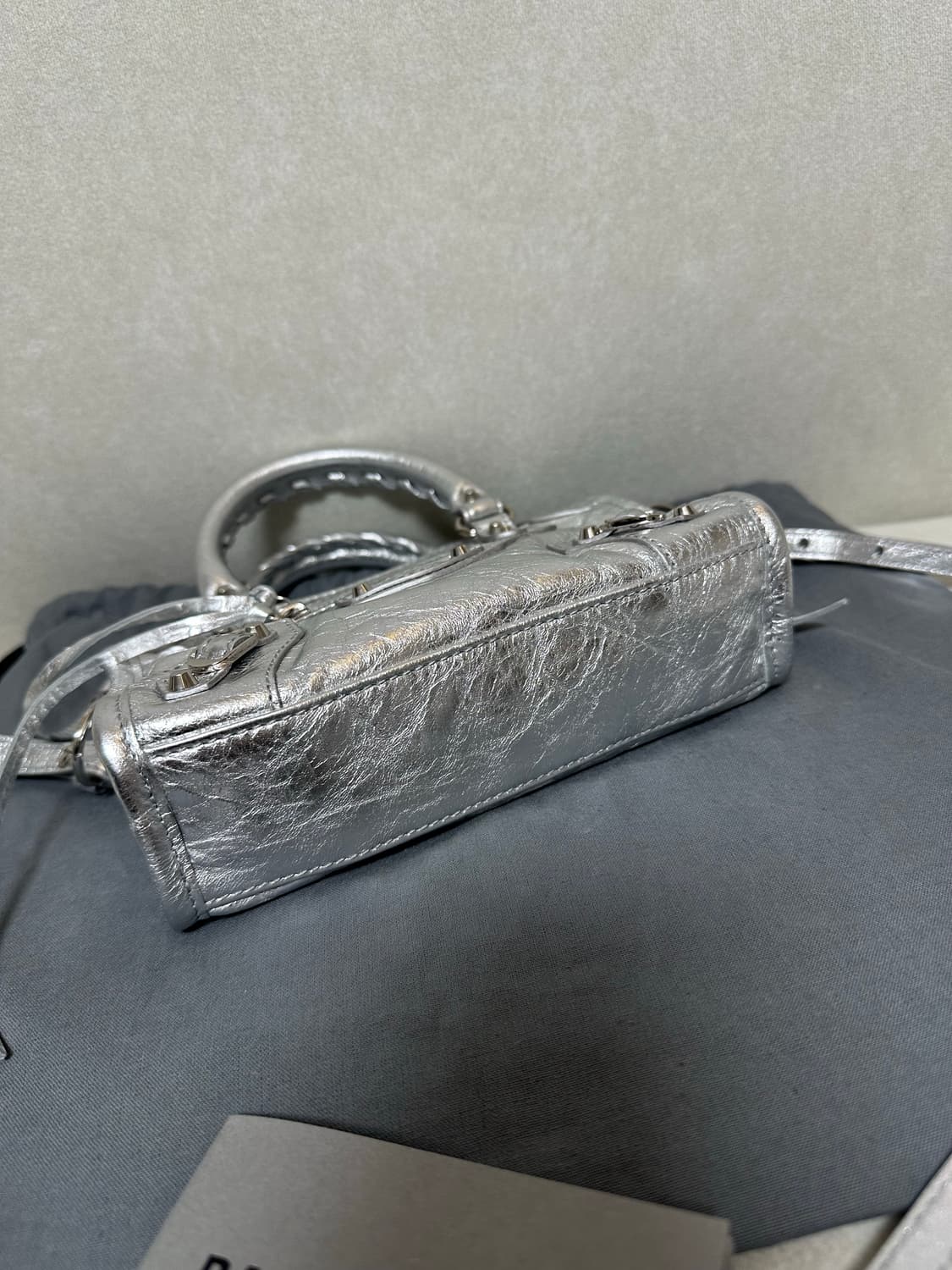 [새상품급 정품] 발렌시아가 르 시티 모터백 나노 실버 상품이미지7