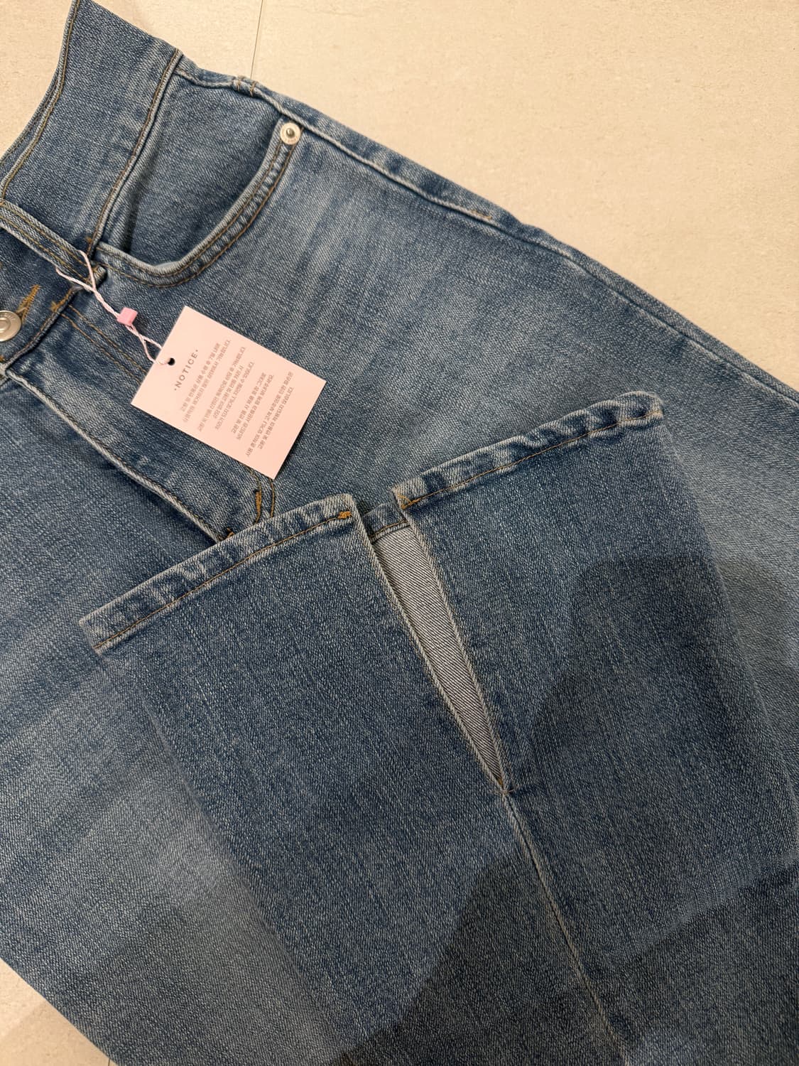 여왕의 옷장 Fe 투버튼절개부츠컷 투버튼 절개 트임 부츠컷청바지 상품이미지5