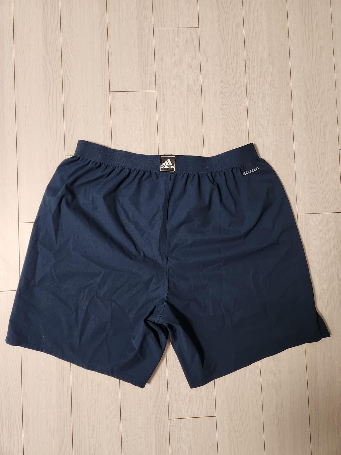 아디다스 삼선 러닝 반바지 네이비 사이즈XL

오염 하자없이 깨끗해요^^ 상품이미지4