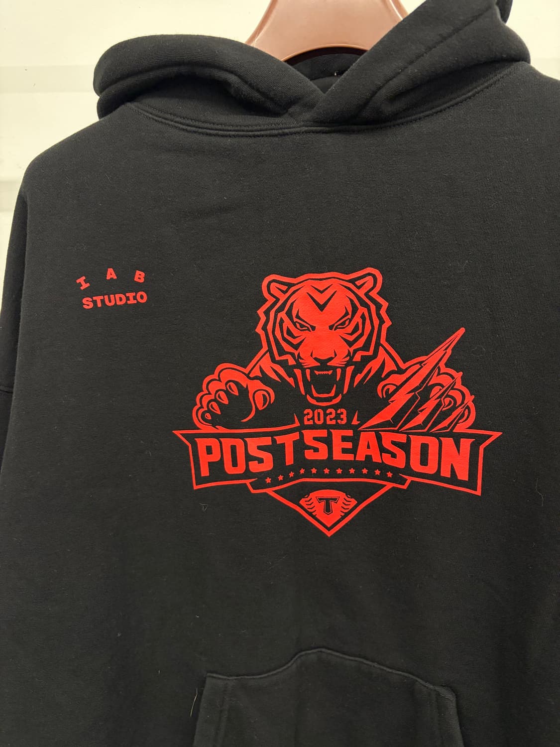 (XXL) 기아타이거즈x아이앱스튜디오 2023 포스트시즌 후디 후드 상품이미지3