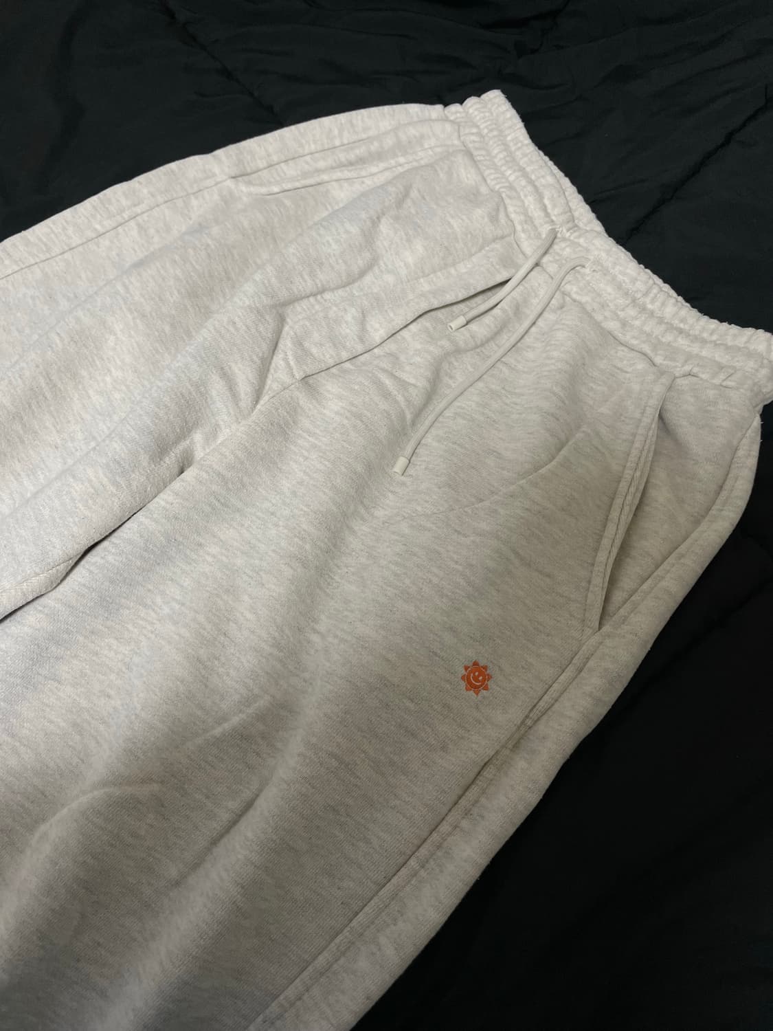 아모멘토 X 먼데이모닝마켓 콜라보 스웻팬츠 판매합니다. 상품이미지2