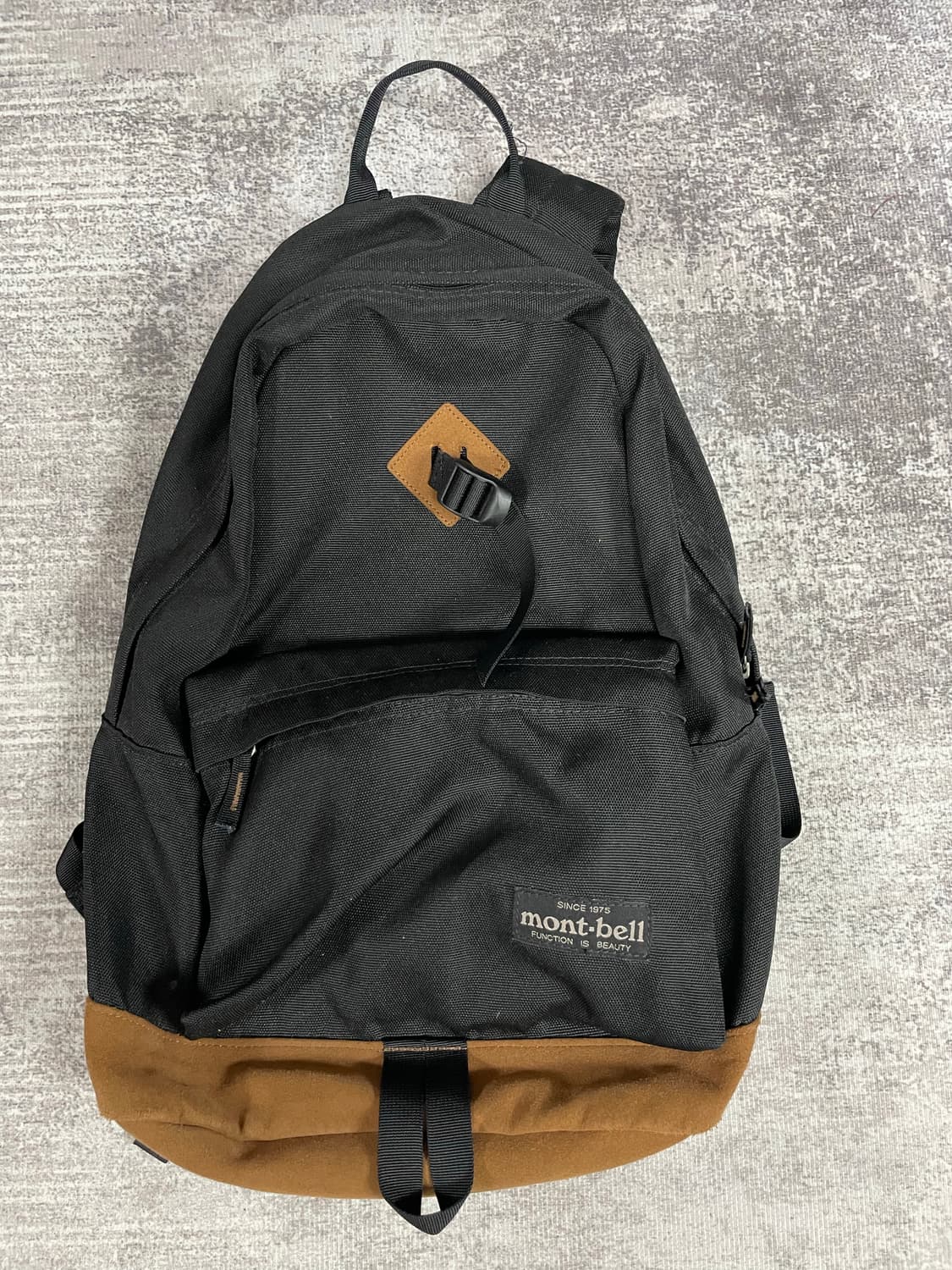 mont- bell 스웨이드 배색 백팩 상품이미지1
