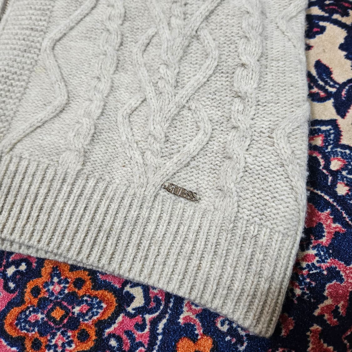 게스(Guess) 20fw 울 혼방 케이블 후드 숏 니트  상품이미지3