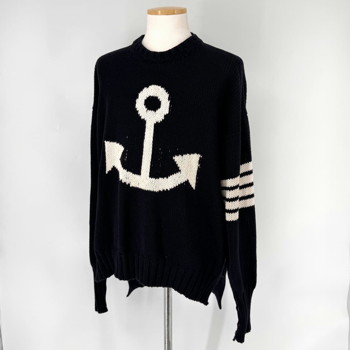 [3사이즈] 톰브라운 앵커 아이콘 오버핏 크루넥 니트 (MKA216A) 상품이미지3