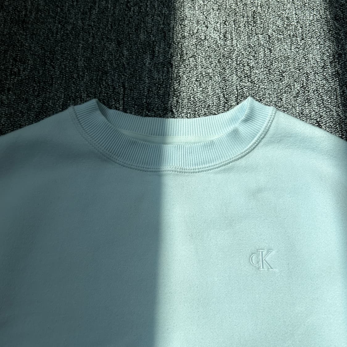 캘빈클라인 스카이블루 기모 맨투맨 상품이미지5