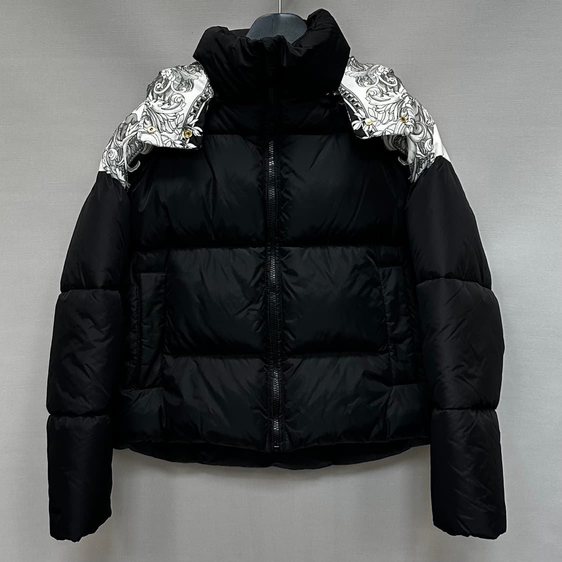 베르사체 여성 바로코 패턴 금장 버튼 패딩 자켓(크롭 오버핏) 상품이미지3