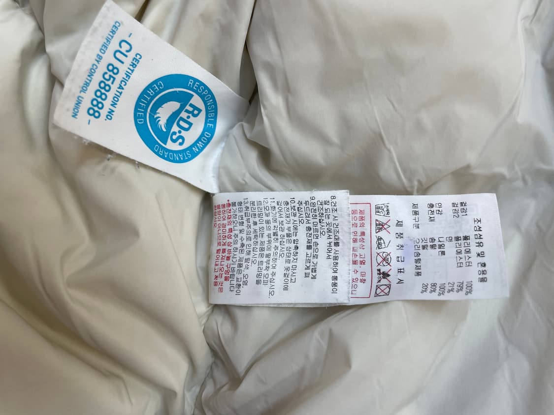 디스커버리 남성 숏패딩 아이보리 색상입니다. 사이즈는 100이고, 하자  상품이미지6