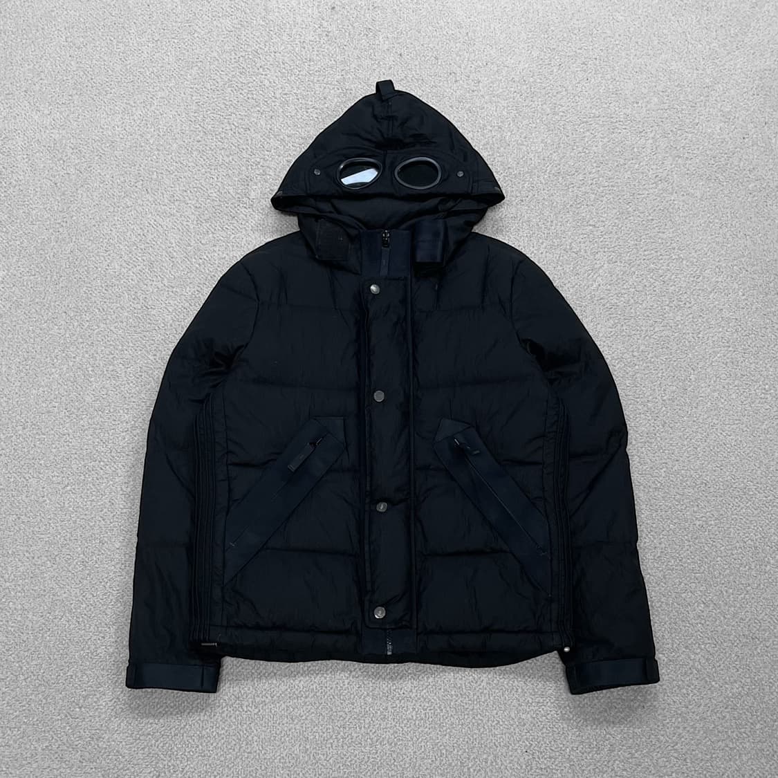 C.P 컴퍼니 나일론 고글 다운 패딩 블랙 상품이미지1