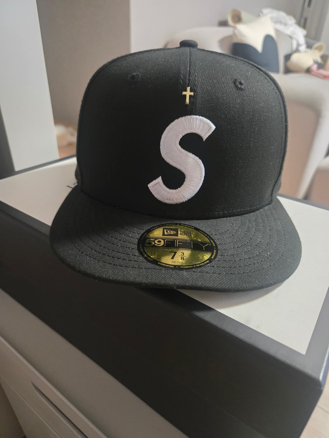 슈프림 골드 크로스 S 로고 뉴에라 블랙  738,58.7 상품이미지1