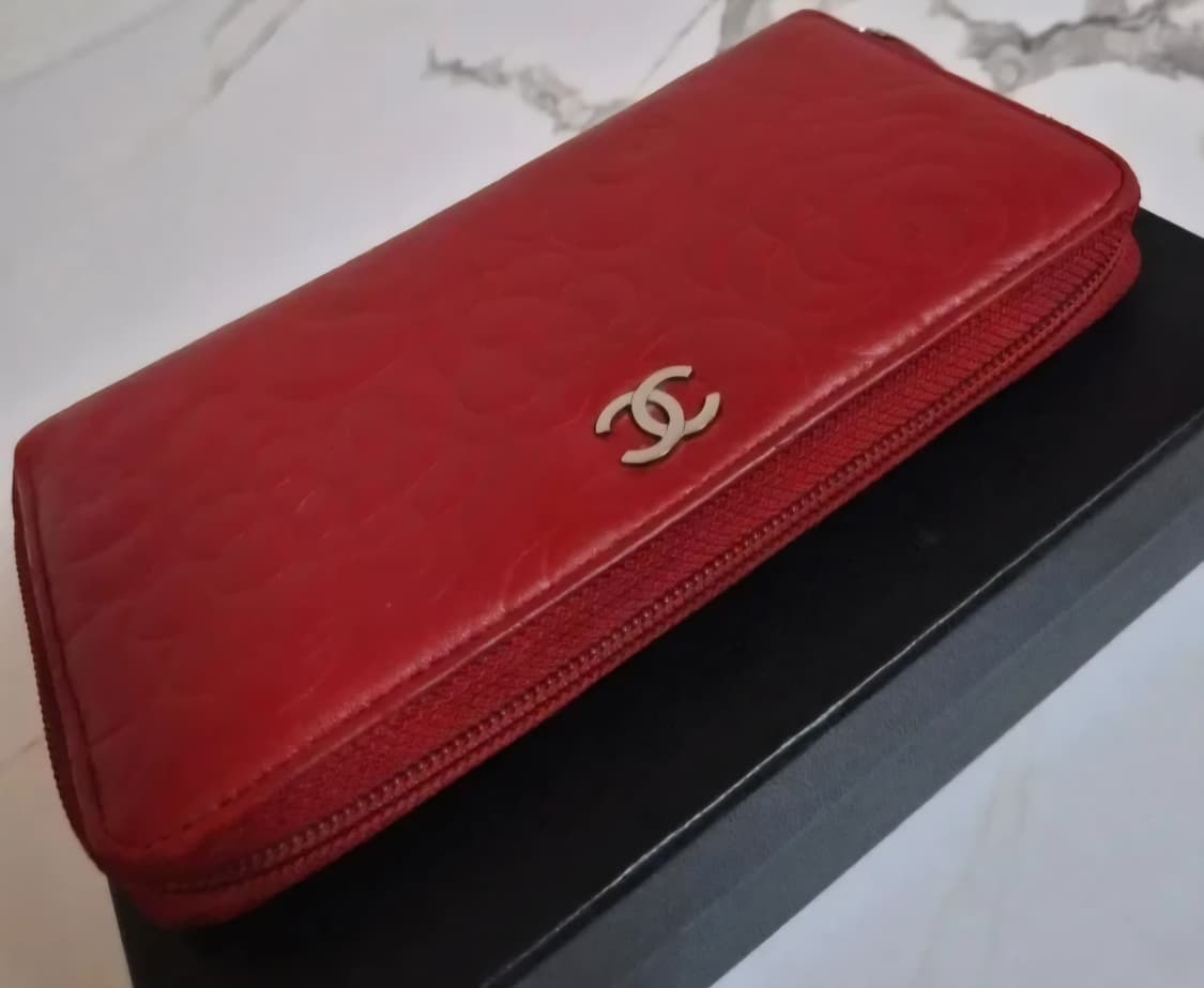 (정품)까멜리아 패턴이 양각된 레드 램스킨 소재의 샤넬 카멜리아 장지갑 상품이미지4
