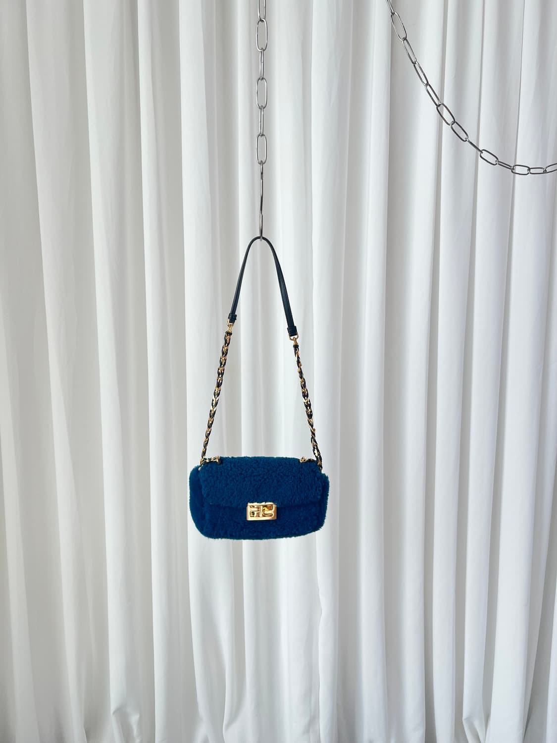 펜디 미니 바게트 블루 시어링 크로스백 상품이미지1