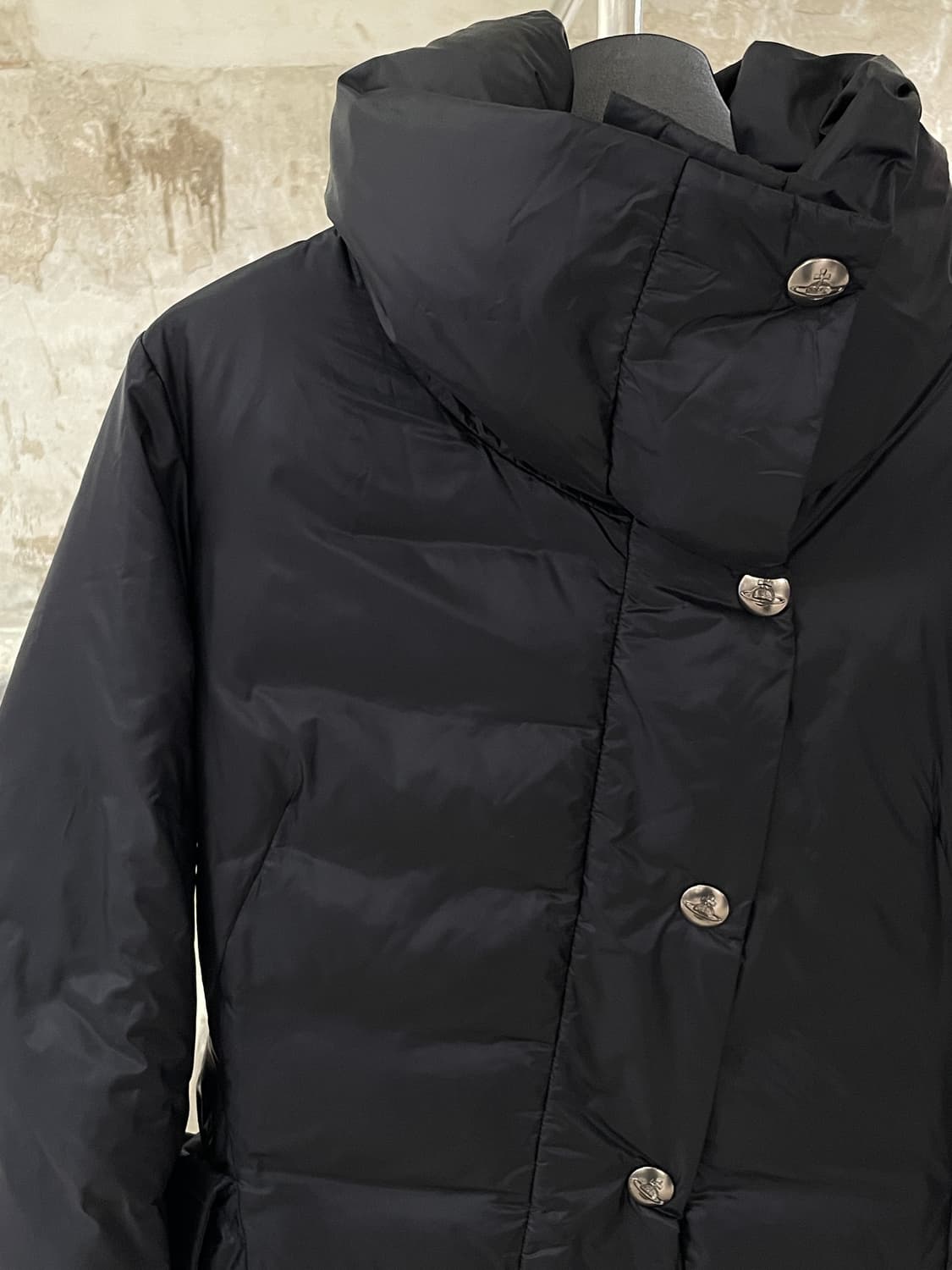 비비안 웨스트우드 앵글로마니아 블랙 하이넥 구스 다운 패딩 상품이미지2