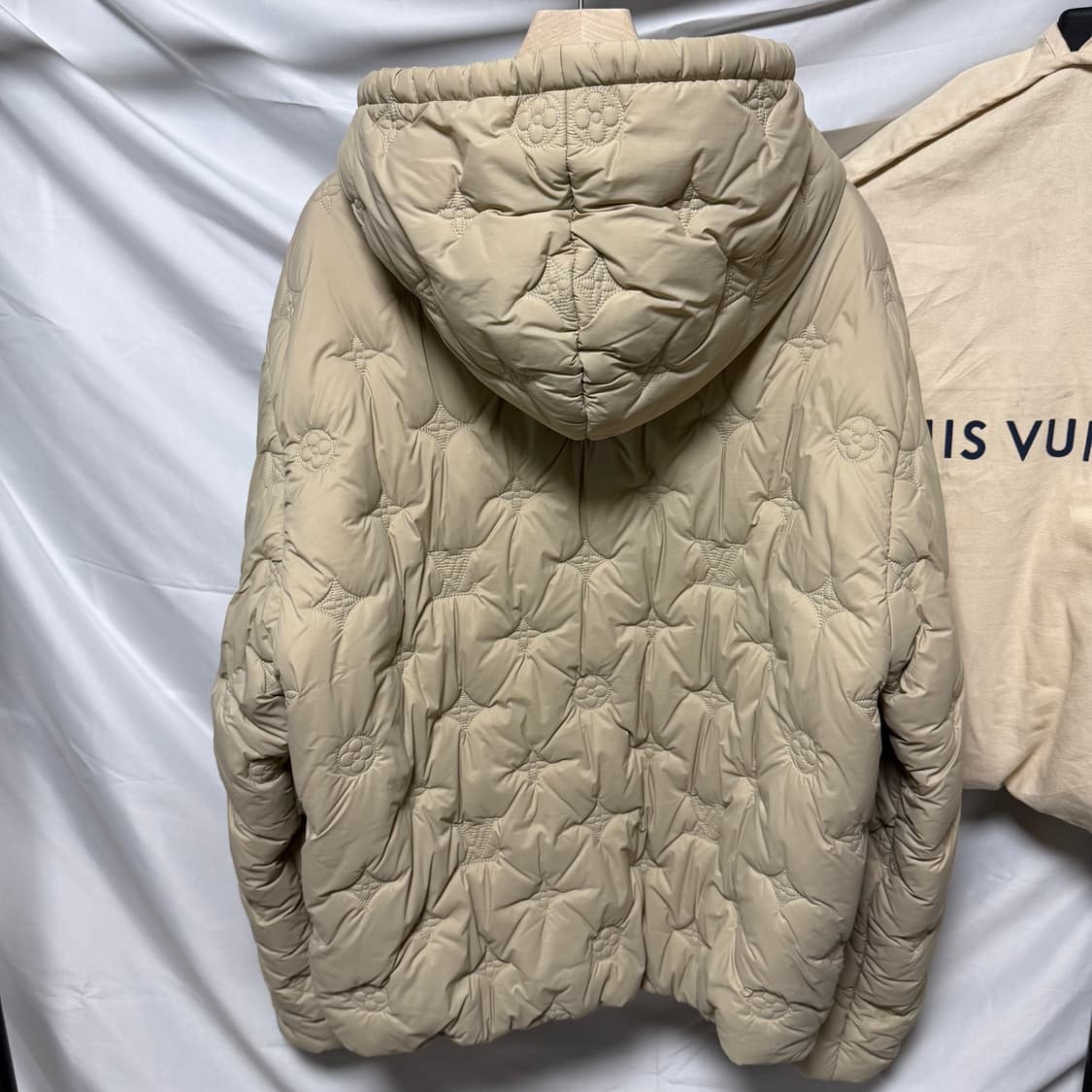 [S+급/50] 24FW 루이비통 모노그램 퀄티드 후드 패딩 자켓 베이지 상품이미지4