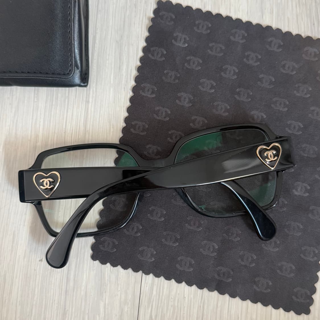 샤넬 스퀘어 하트참 안경 (블랙) 상품이미지3