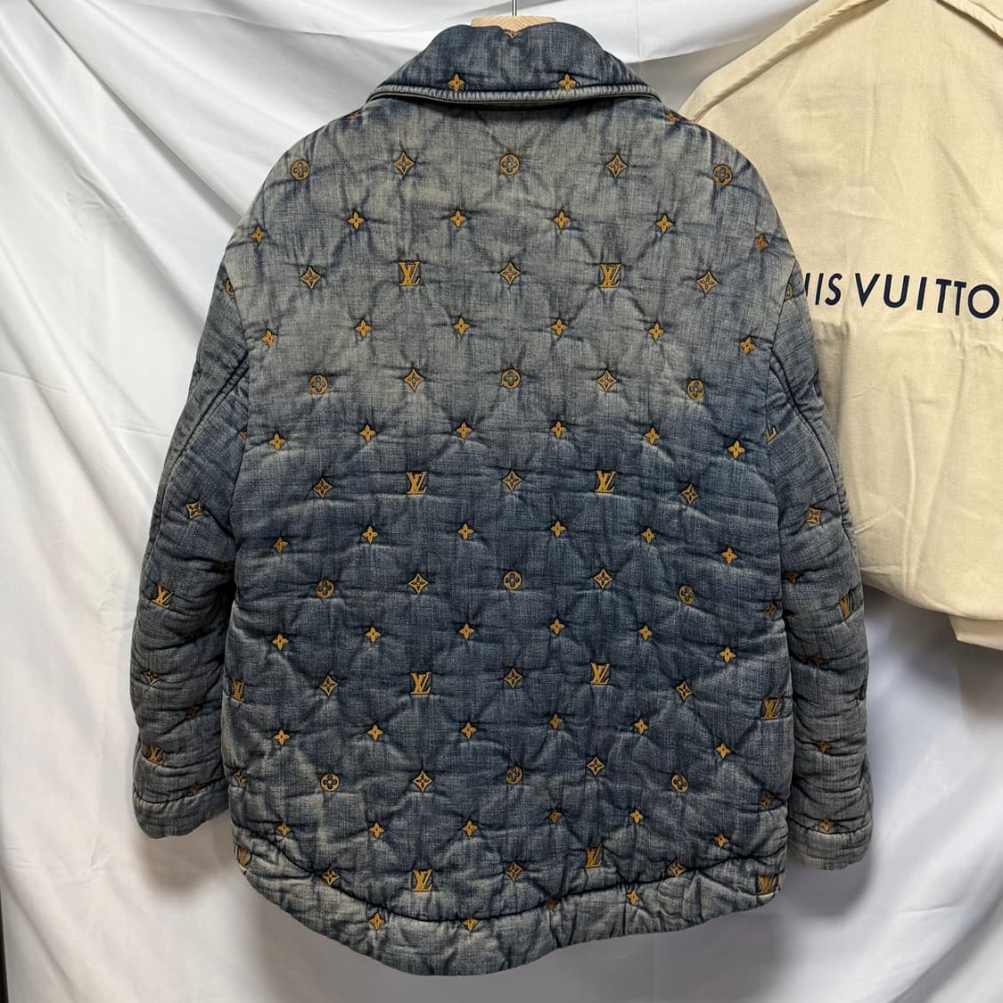 [S+급/L] 루이비통 패디드 데님 모노그램 패딩 자켓 백화점판 상품이미지4