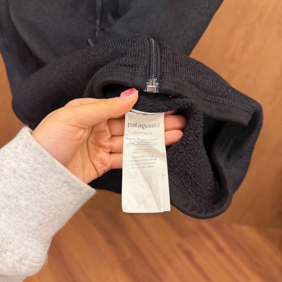 파타고니아 클래식 플리스 풀집업 베스트 로고 패치 지퍼 포켓 디테일 블랙 상품이미지7