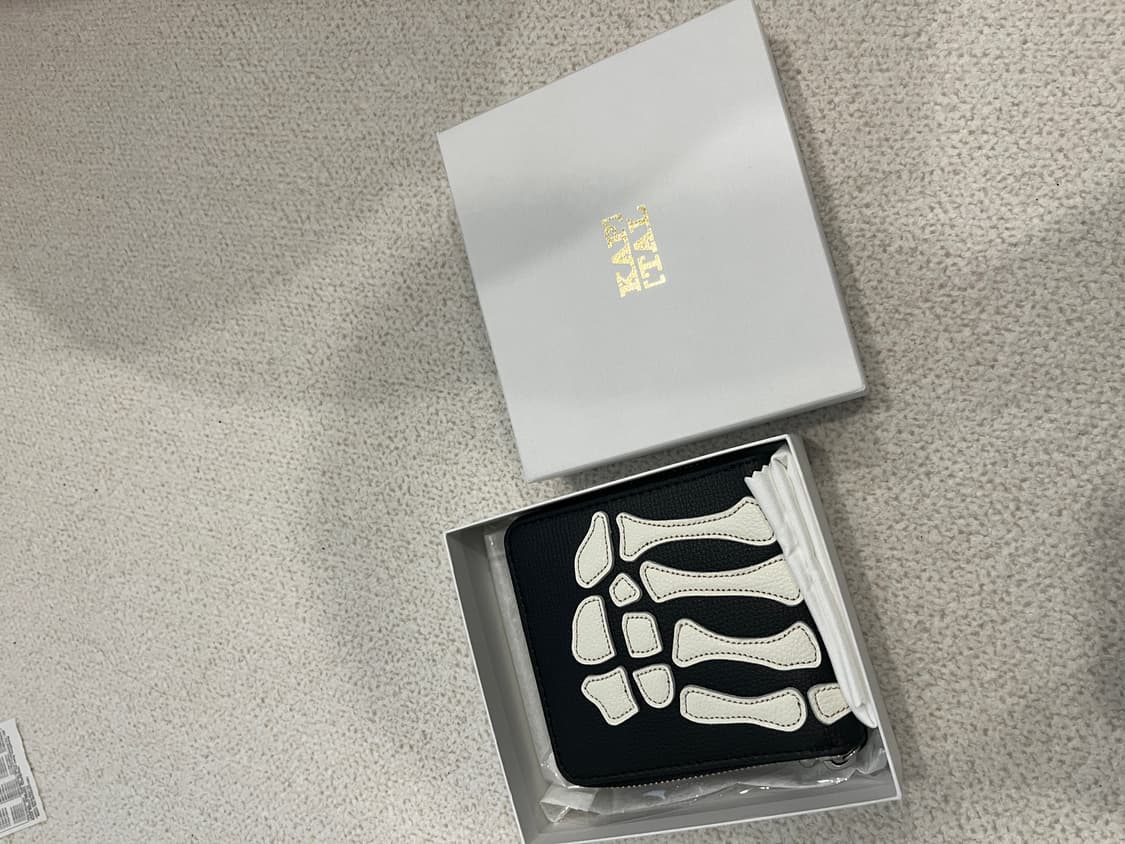 캐피탈 떰즈 업 본 핸드 집 월렛 블랙 팝니다. 상품이미지3