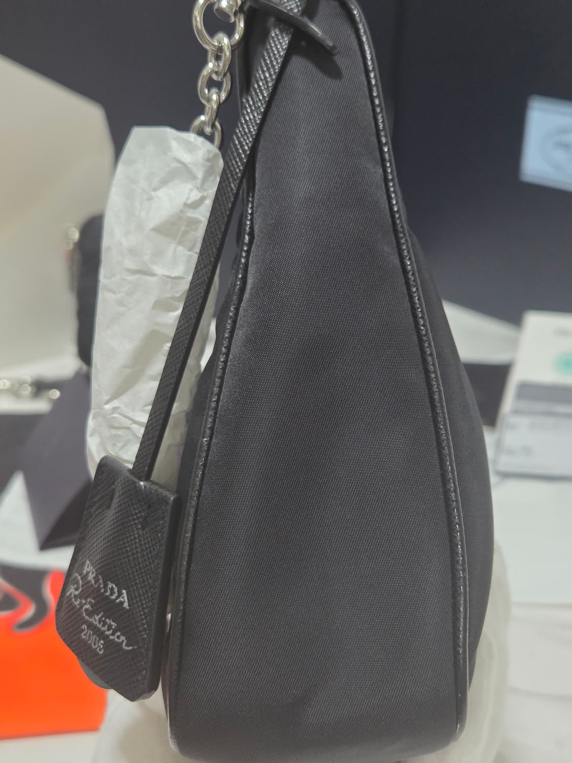 [새상품급, 24년식] 프라다 리에디션 테수토 은장 체인 호보백  상품이미지7