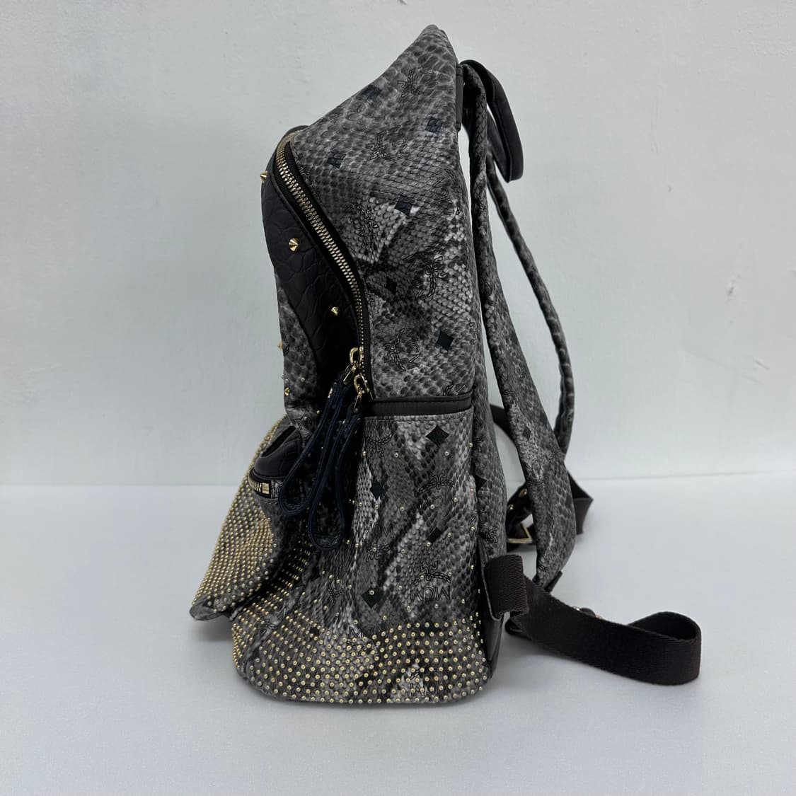 엠씨엠 MCM 아머 백팩 / 뱀피 스터드 백팩 /정품 게런티카드 보유 상품이미지4