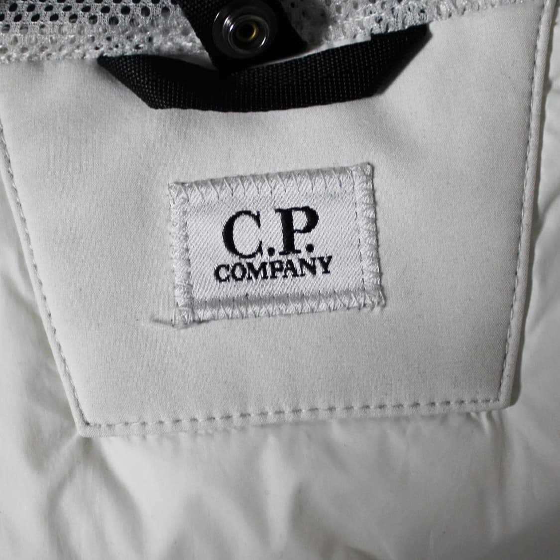 C.P. Company 고글 후드 패딩 베스트  상품이미지4