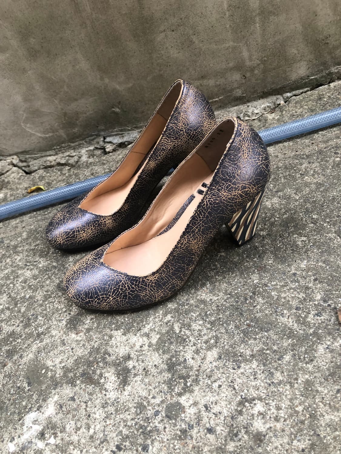 Lanvin crackle leather round heel pumps 상품이미지2