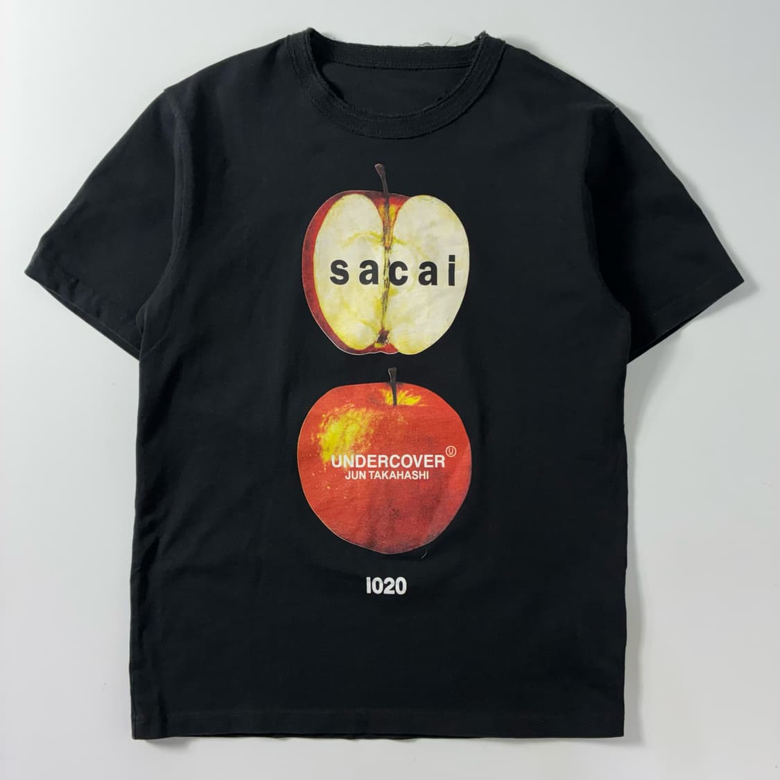 Sacai  사카이 x 언더커버 애플 그래픽 반팔 티셔츠  상품이미지1