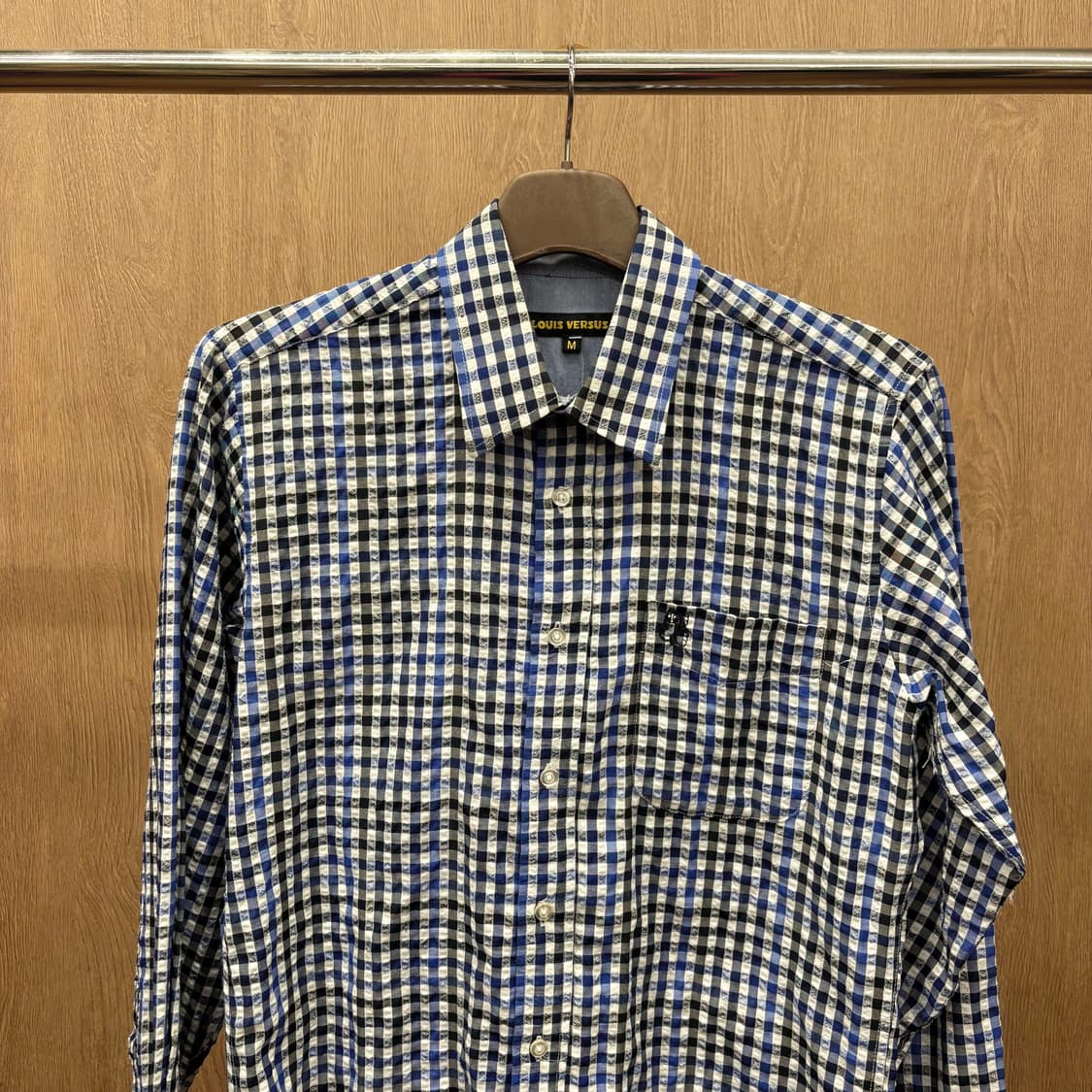 루이 버서스 긴팔 체크 셔츠 원 포켓 로고 자수 버튼 디테일 블루 네이비 상품이미지4