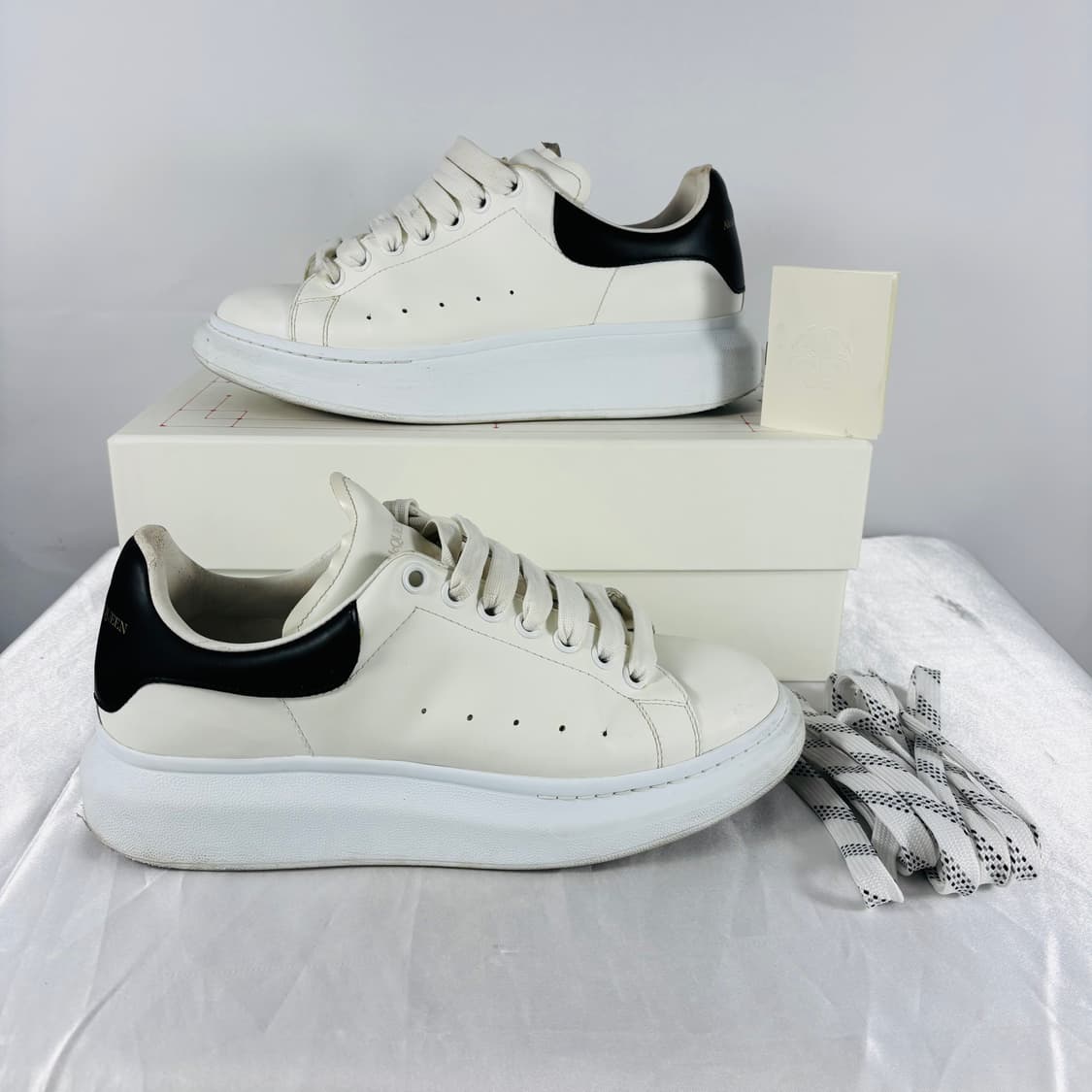 (정품)42.5알렉산더 맥퀸 오버솔 스니커즈 화이트블랙 상품이미지1