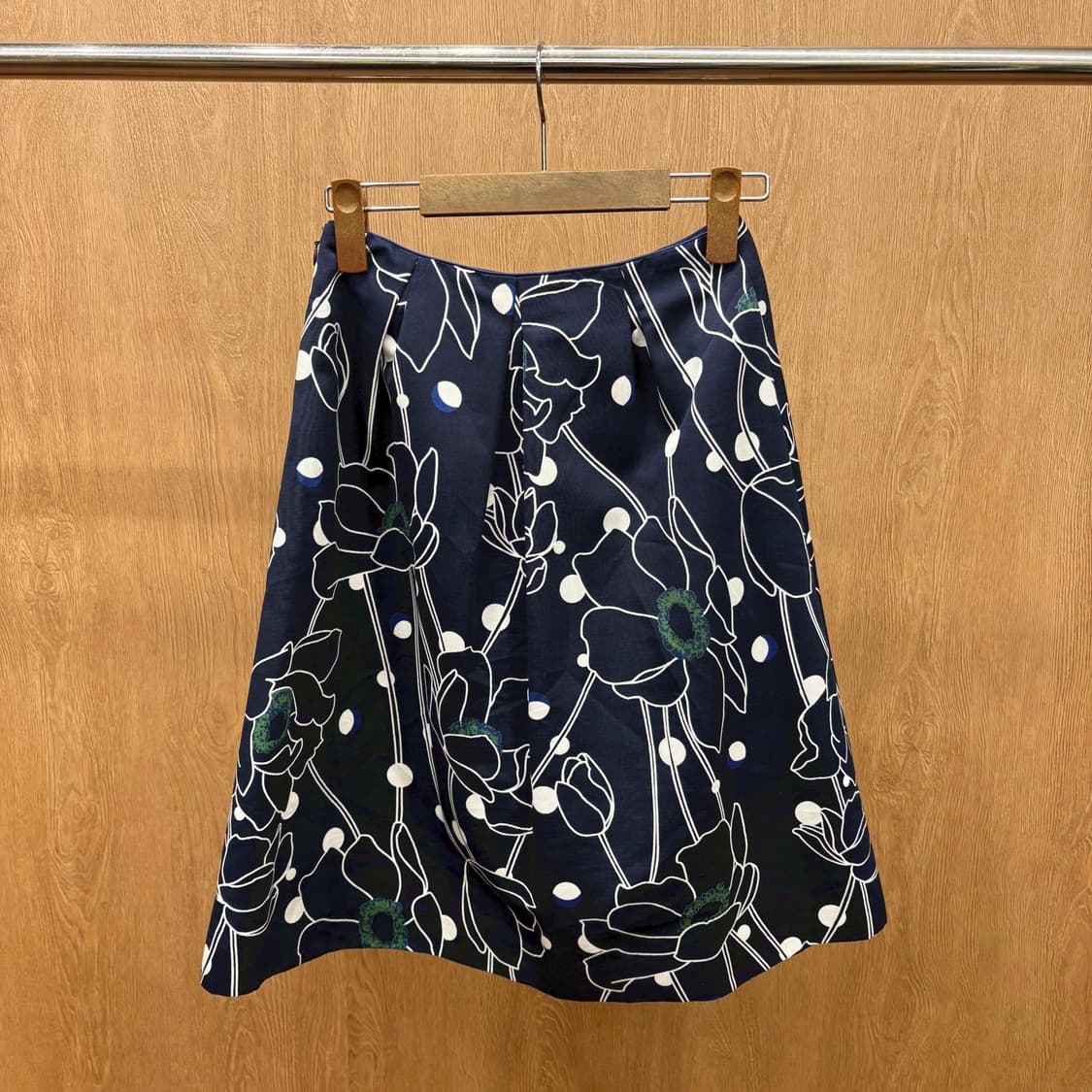 맥퀸토시 필로소피 미디 스커트 플로럴 패턴 디테일 플레어핏 다크 네이비 상품이미지3