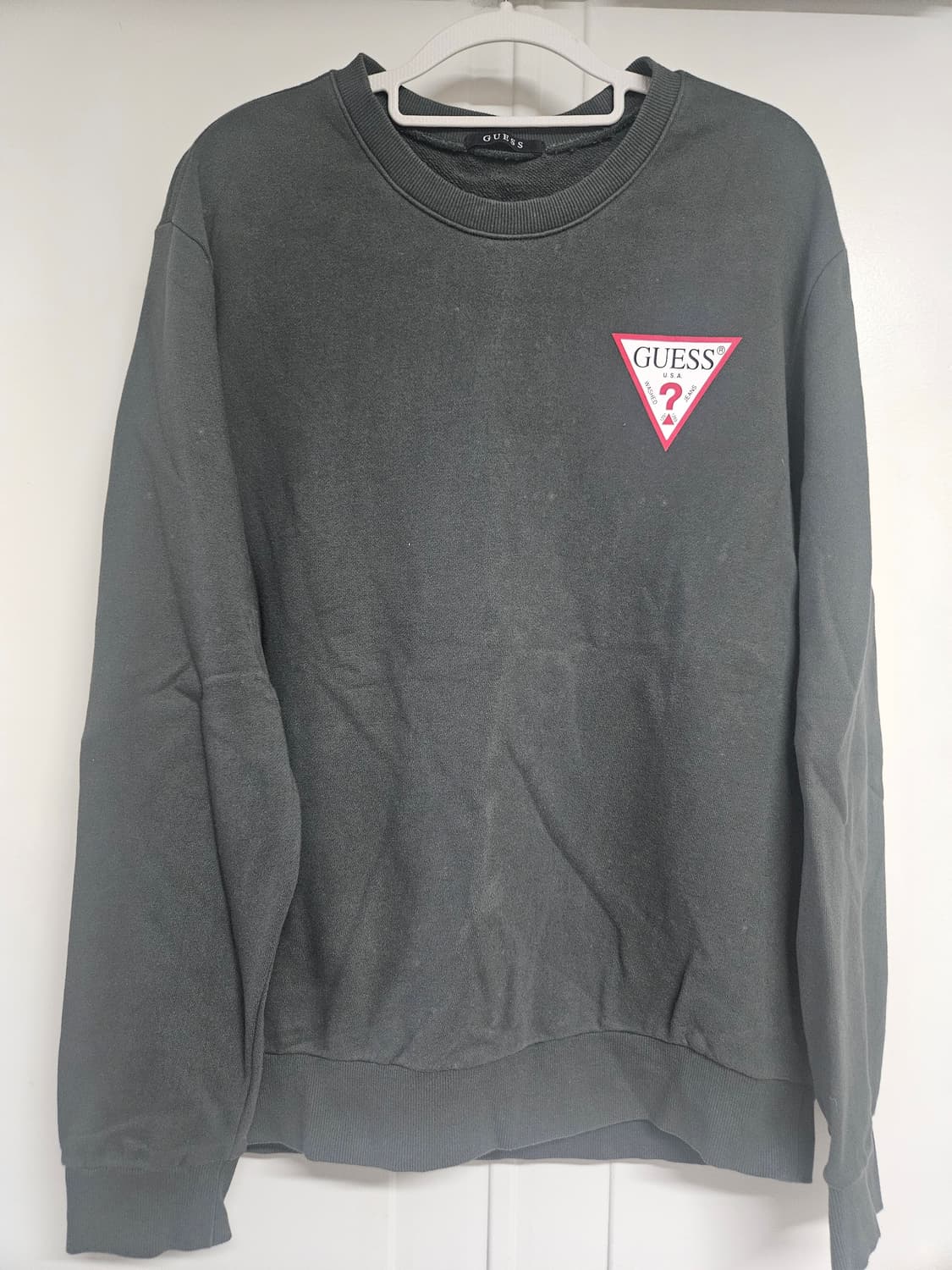 게스(GUESS) 트라이앵글 로고 맨투맨 (다크그레이) 상품이미지1