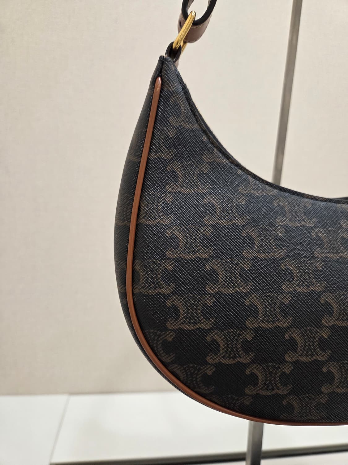 셀린느 트리옹프 아바백 미디움 상품이미지5