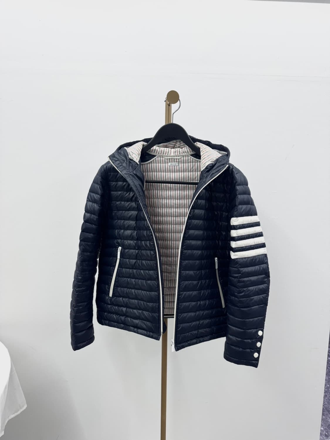 [2] 톰브라운 사선 후드 경량 패딩 자켓 2 size 상품이미지2