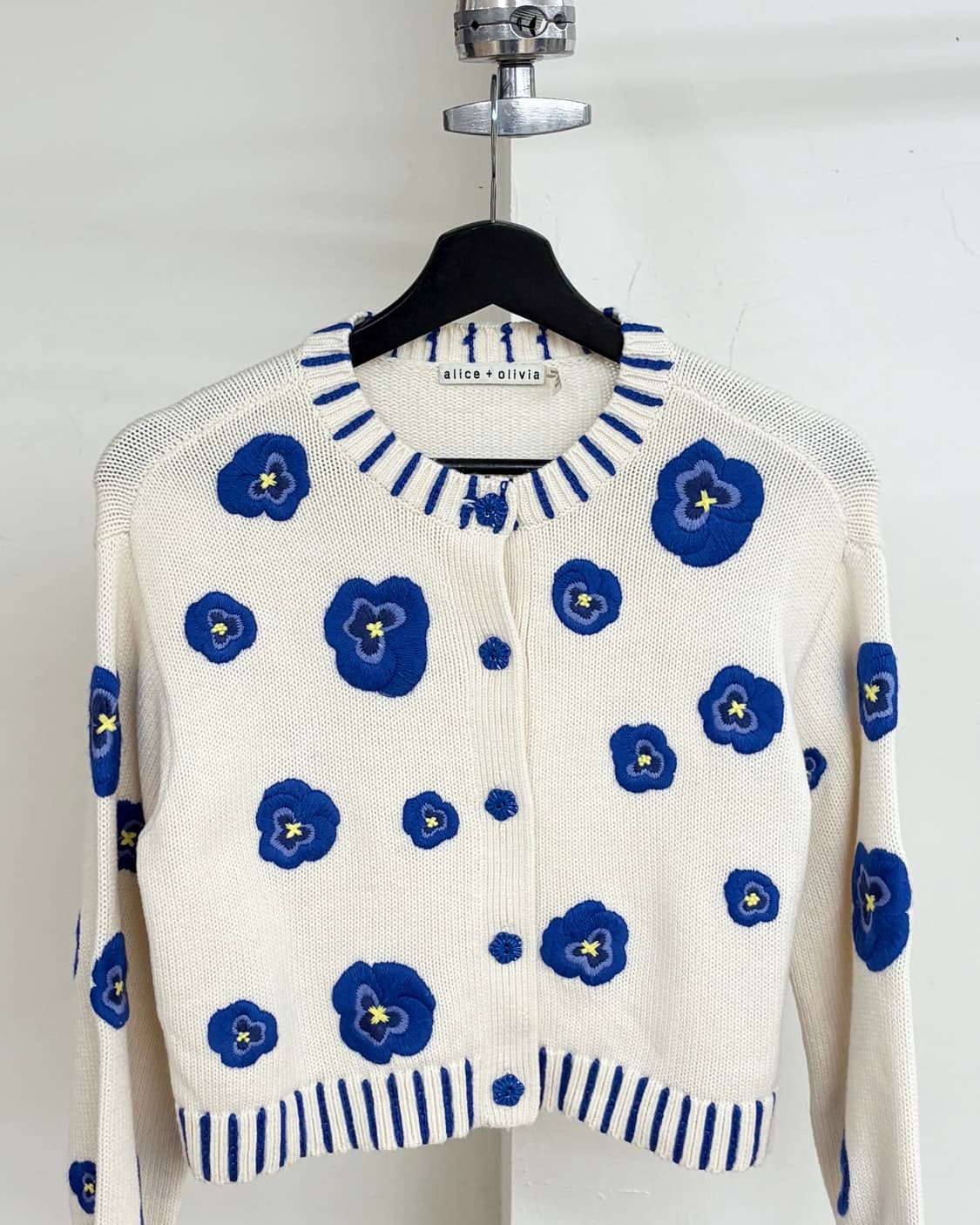 앨리스 앤 올리비아 아이보리 브리짓 엠브로이드 크롭 가디건 상품이미지2