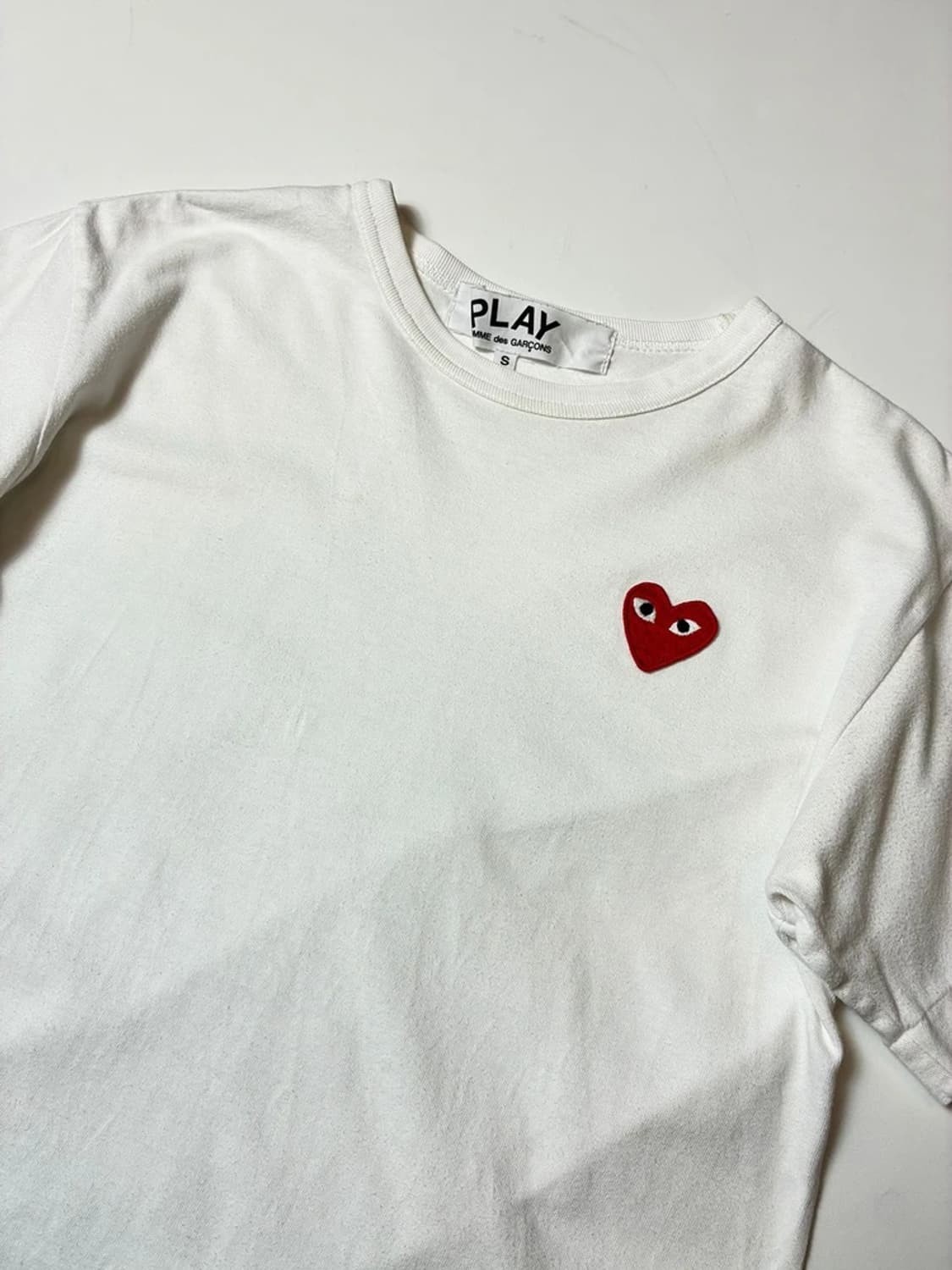 꼼데가르송 우먼스 하트 와펜 반팔 티셔츠 PN9020 상품이미지2