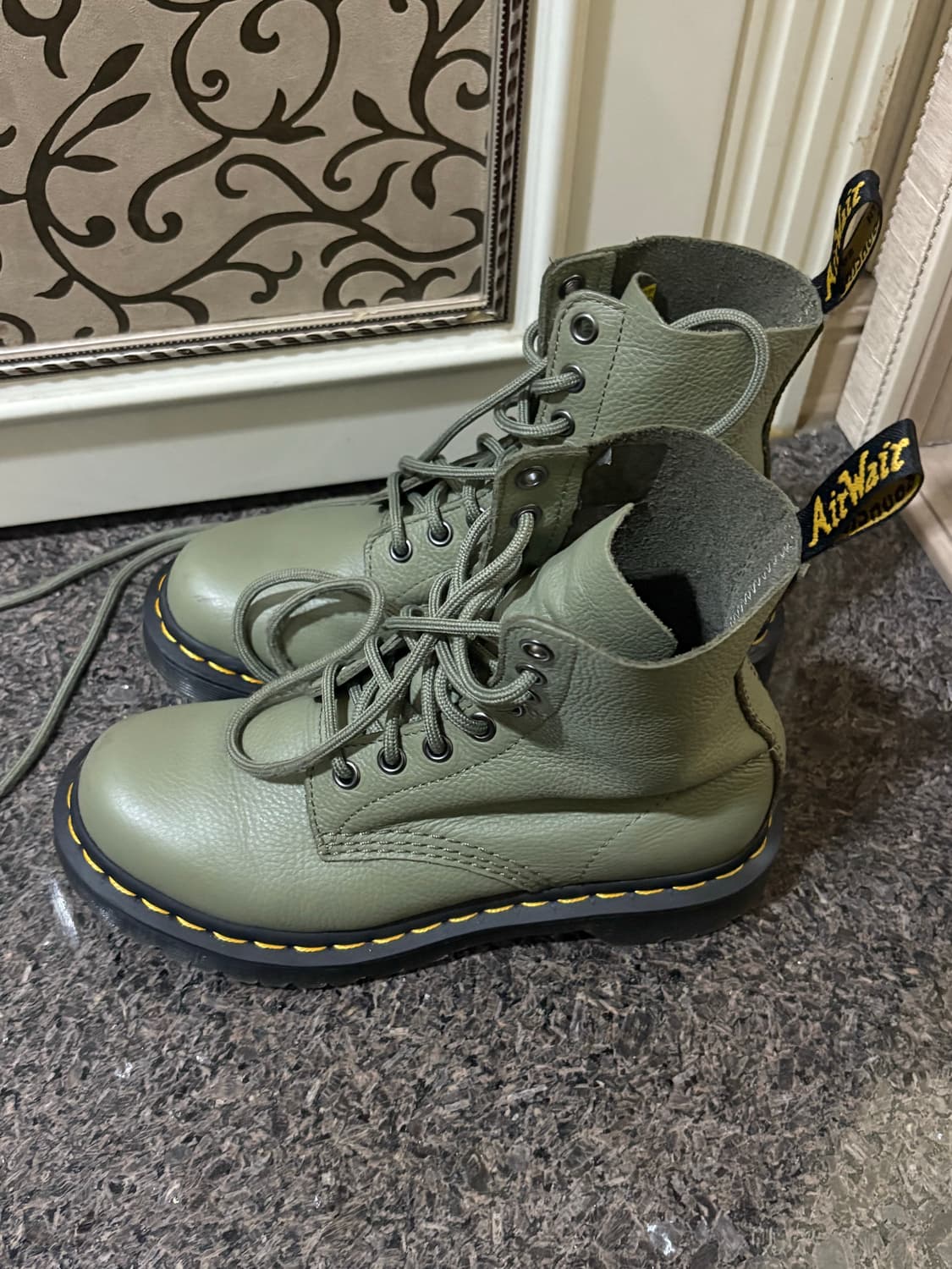 닥터마틴 1460 파스칼 여성 8홀 워커 카키 230 상품이미지1