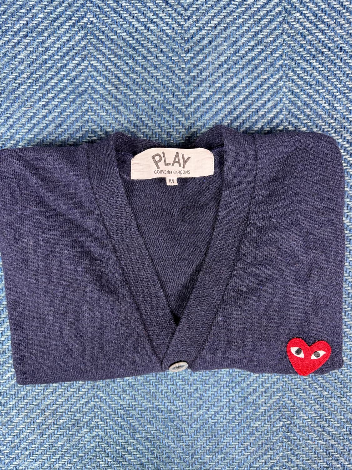 꼼데가르송 플레이 레드 와펜 가디건 (네이비 / M사이즈) 상품이미지1
