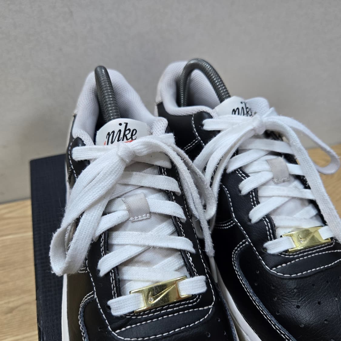 246 나이키 에어포스1 로우 블랙 화이트 상품이미지6